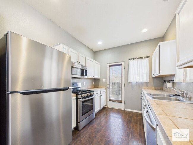 Building Photo - UNFURNISHED 3 Bedroom in Desirable Community