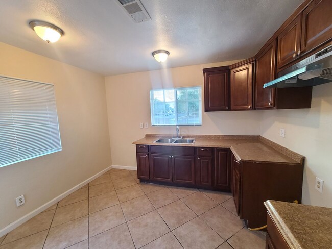 Building Photo - 721 N Preston Dr