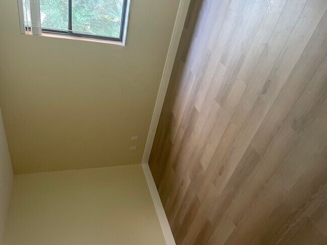 Building Photo - 2204 Lakeview Dr W