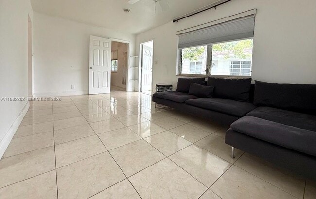 Building Photo - 823 NE 10th St