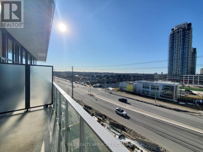Photo du bâtiment - 3900-3900 Confederation Pkwy