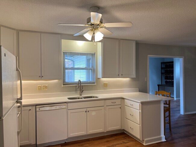 Foto del edificio - 8609 Peppertree Ln
