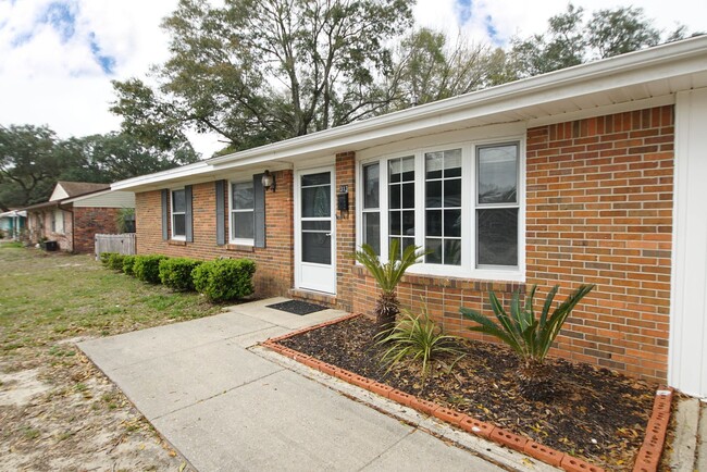 Foto del edificio - Central Niceville Location with a pool.