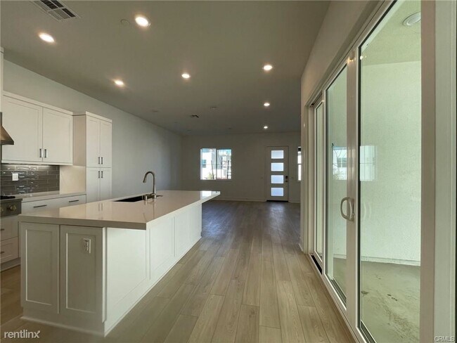 Building Photo - 4 br, 4 bath Townhome - 182 Yugen