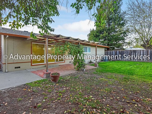 Building Photo - 1370 Santa Rita Rd