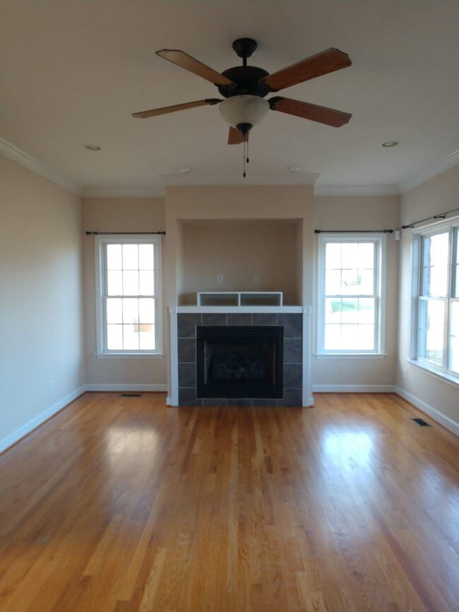 Building Photo - 4 br, 3.5 bath House - 1184 Farmington Drive