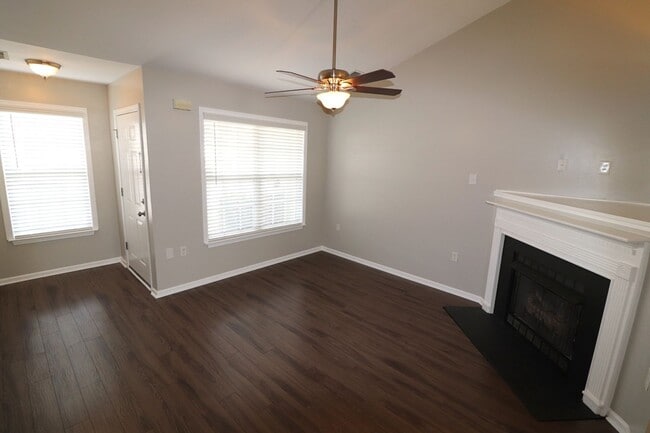 Foto del edificio - Super Cute 2 bedroom 2 bath townhome In Ro...