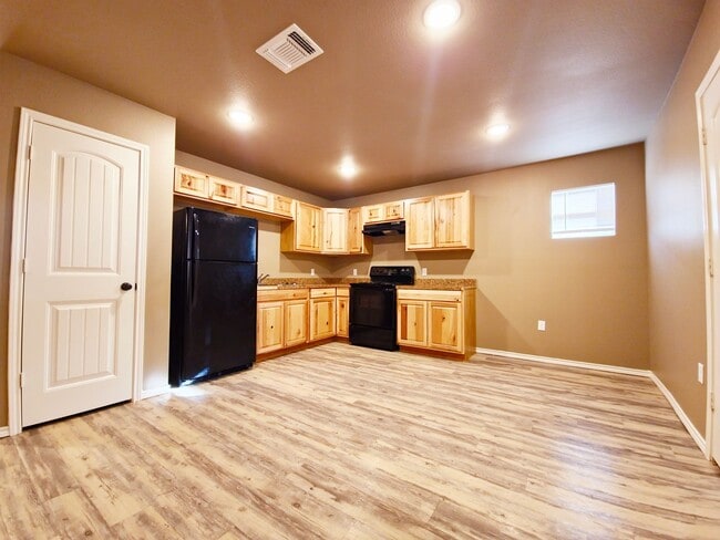 Building Photo - $500 MOVE-IN SPECIAL: Great 3/2/1 in North...