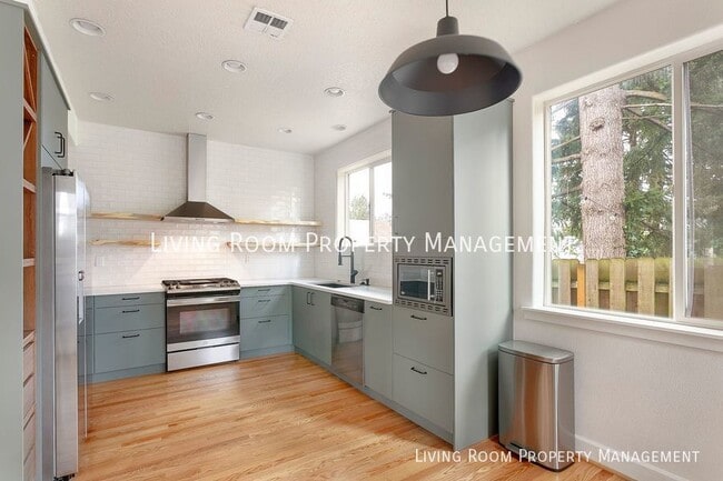 Building Photo - Stunning Montavilla Townhome With Newly Re...
