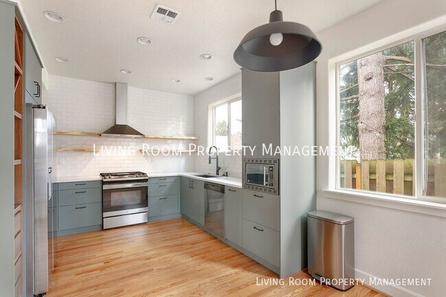 Foto del edificio - Stunning Montavilla Townhome With Newly Re...