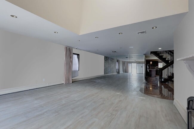 Building Photo - 5D Cove Ln
