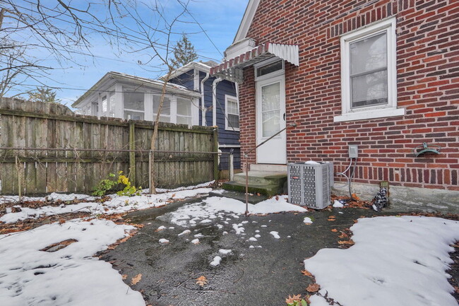 Building Photo - 180 E Patterson Ave