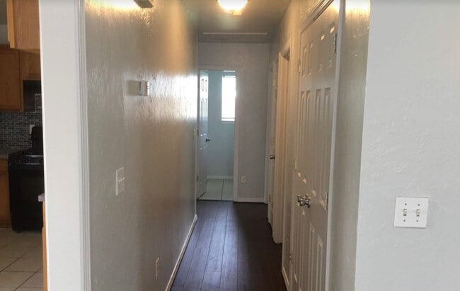 Building Photo - 3 bed, 1 bath home with appliances