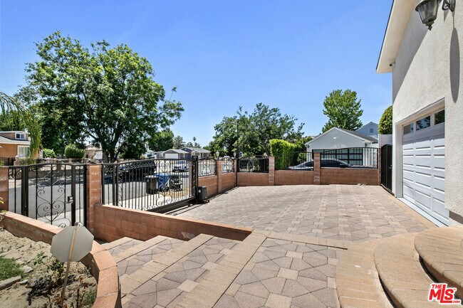 Foto del edificio - 12643 Archwood St