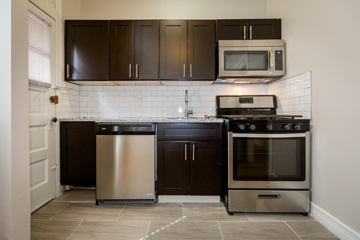 Interior Photo - 1433-45 W Lunt Ave