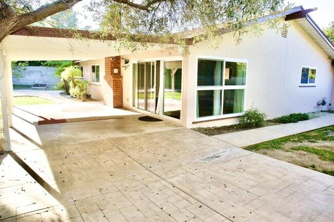 Building Photo - 26665 Whitehorn Dr