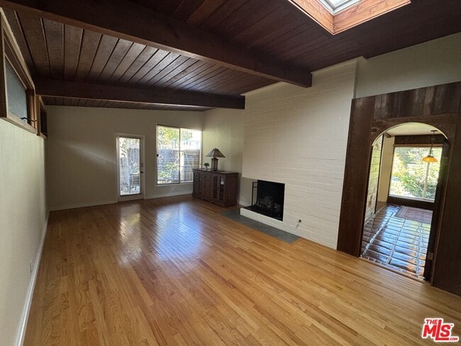 Foto del edificio - 2731 N Beverly Glen Blvd