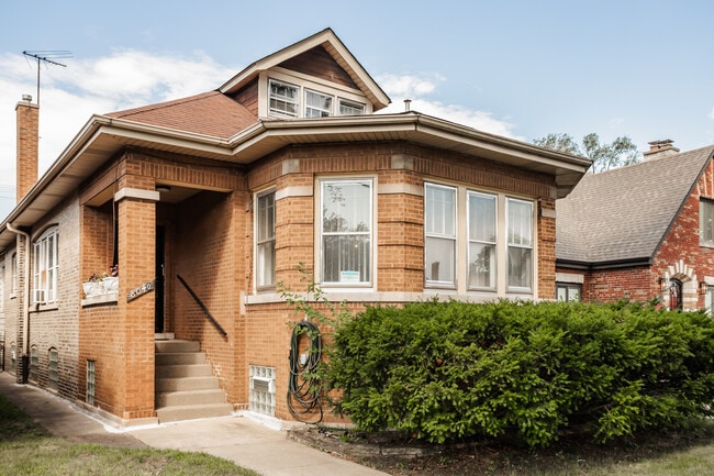 Building Photo - 8040 S Clyde Ave
