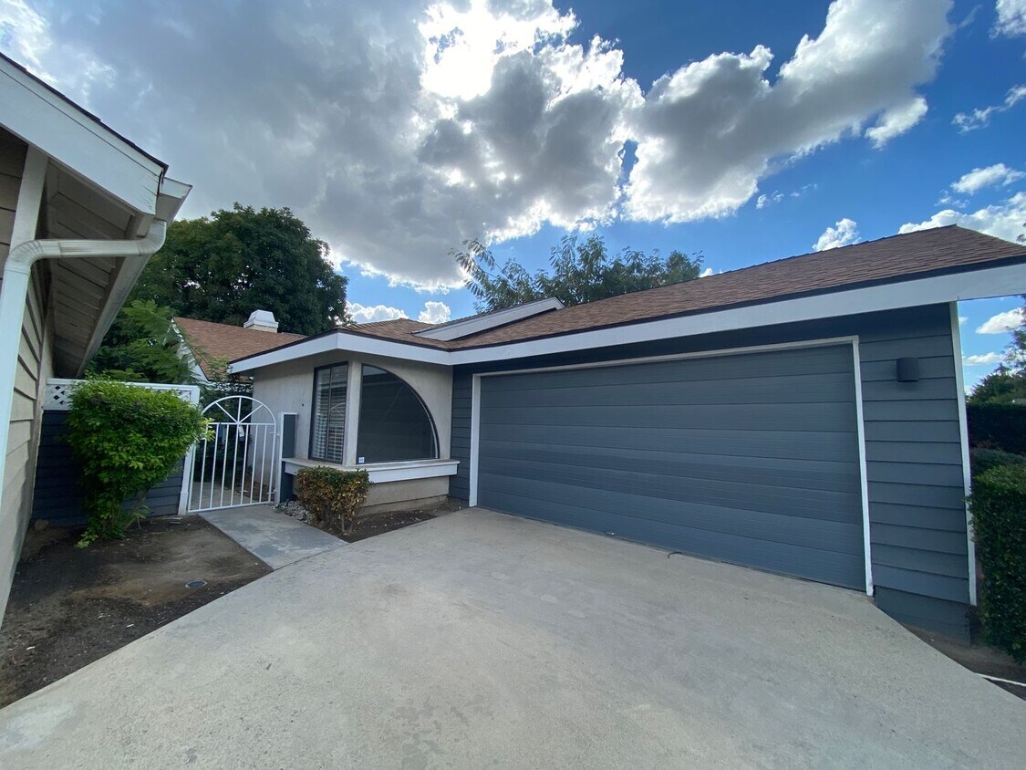 Primary Photo - Beautiful home for rent in Visalia