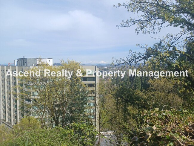 Foto del edificio - Stunning Views! 2 Level Condo Minutes to Downtown & PSU Incl Water/Sewer/Garbage & Parking