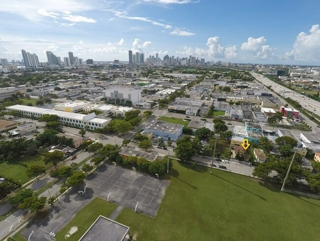 Aéreo - 548-550 NW 30th St