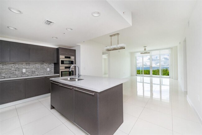 Foto del edificio - 7825 NW 107th Ave