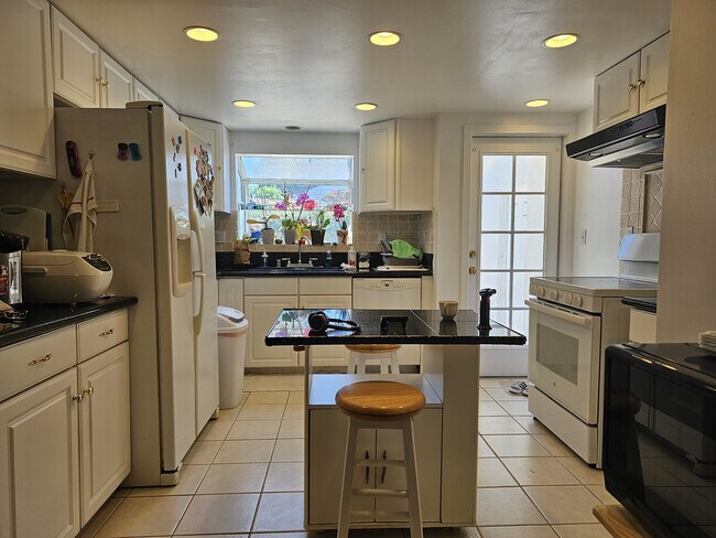 Foto del edificio - 4126 Sebren Ave