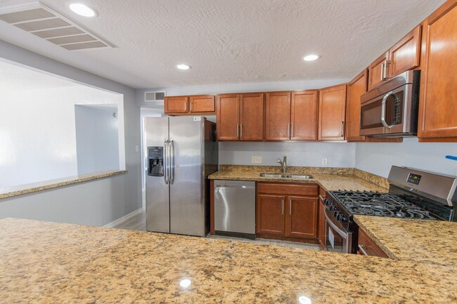 Building Photo - Beautifully remodeled 6 Bedroom 3 bath in ...