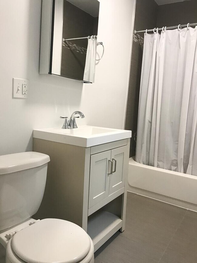 Building Photo - 0 bedroom in Chicago IL 60640