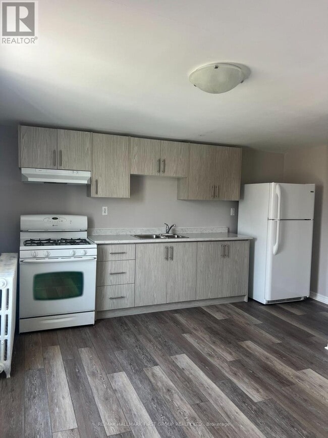 Building Photo - 730 Simcoe St S