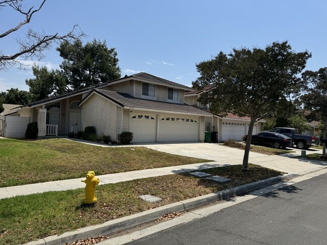 Building Photo - 4 bed 3 full bath house with 3 car attache...