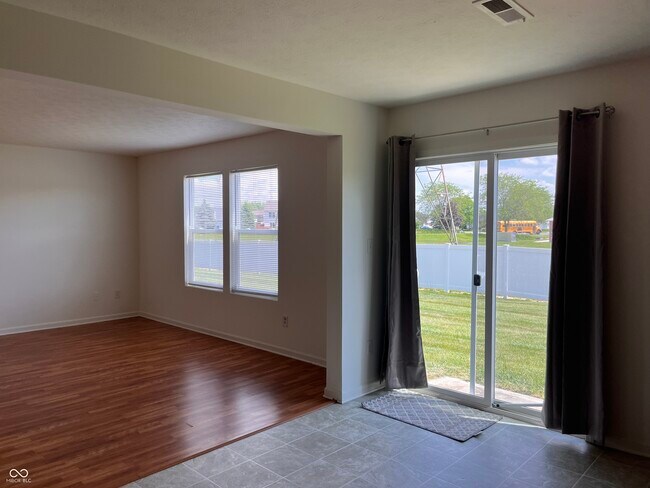 Foto del edificio - 7939 Wildwood Farms Ln