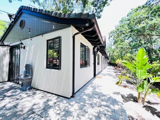 Building Photo - FURNISHED!!! Charming 2BD/1BA Single-Story...