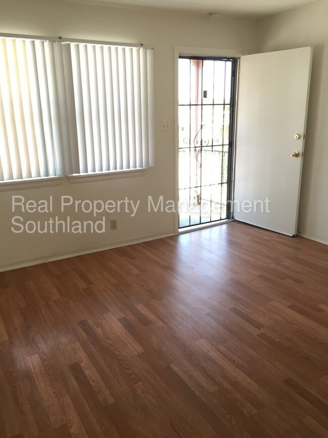 Building Photo - 1 bedroom/1bth with covered parking