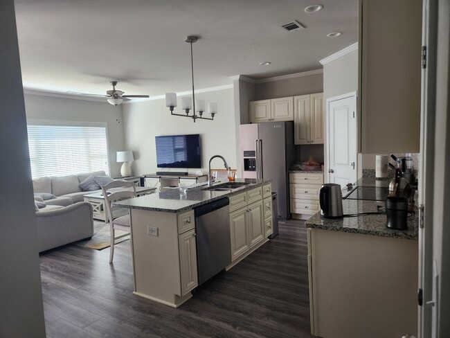 Building Photo - 302 Cashes Dr