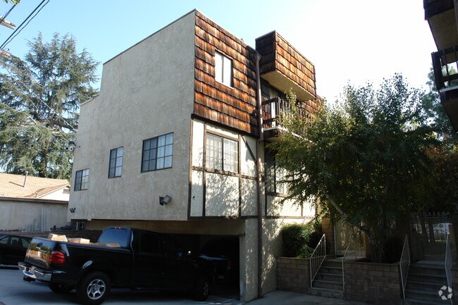 Foto del edificio - 5735 Hazeltine Ave