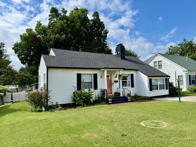 Photo - 310 E 8th St House