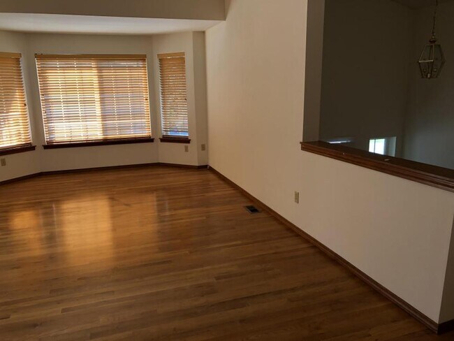 Building Photo - 5 bedroom in Seattle WA 98105