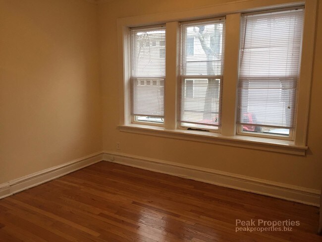 Foto del edificio - 2439 N Racine Ave