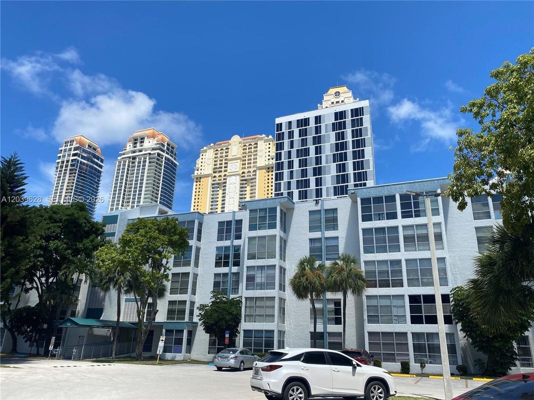 Foto del edificio - 200 177th Dr