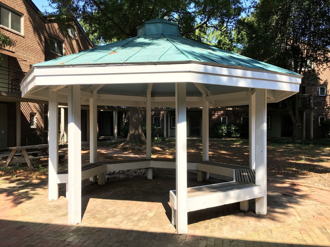 Building Photo - Walk to Campus! Upper Level 2br in Chancel...