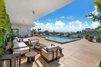 Building Photo - 9901 W Bay Harbor Dr