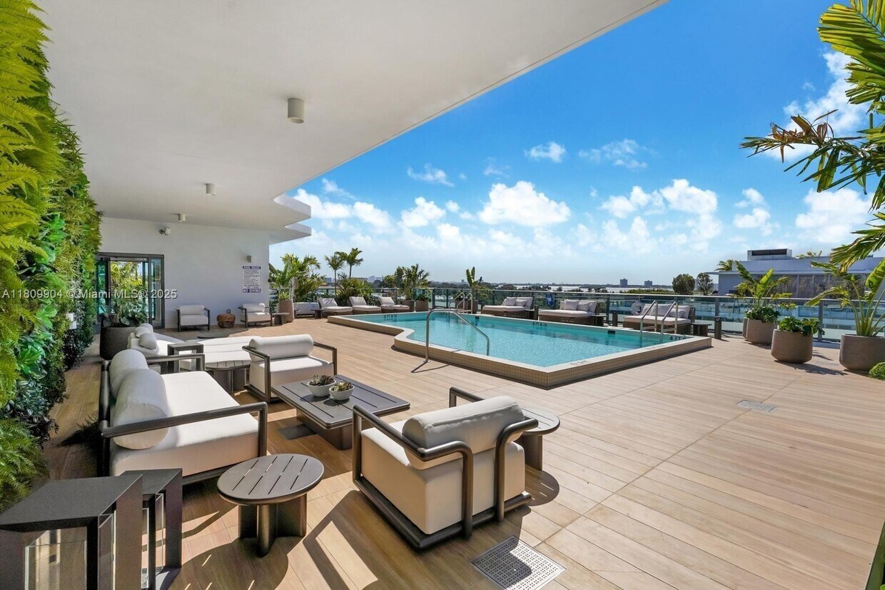 Foto principal - 9901 W Bay Harbor Dr