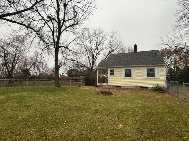 Building Photo - Private 2 bedroom 1 bath bungalow in Davenport