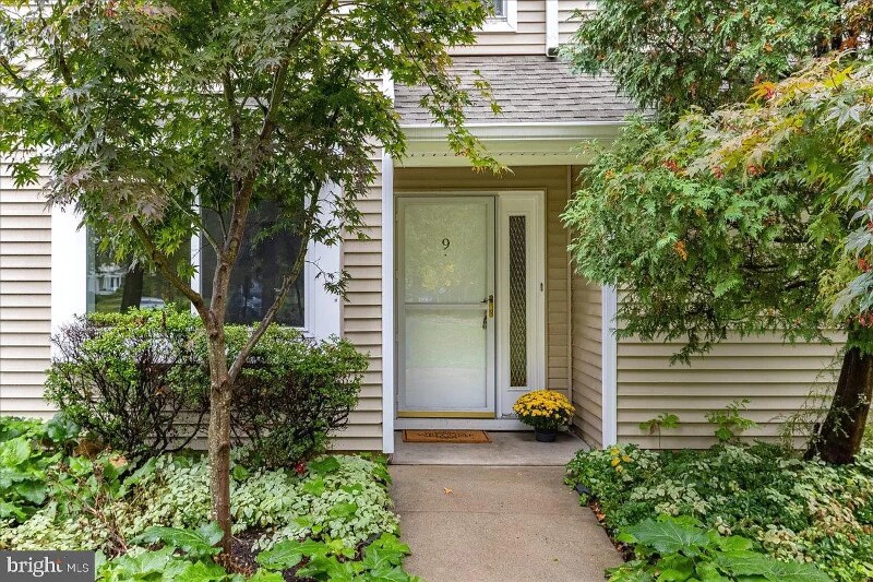 Primary Photo - 9 Arrowwood Ln