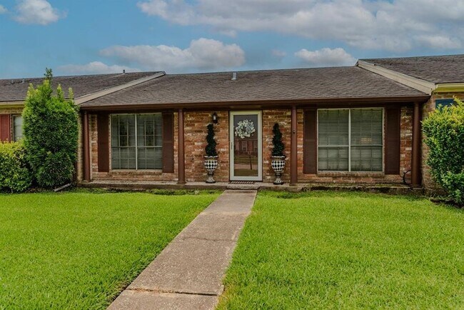 Building Photo - 5975 Meadow Way