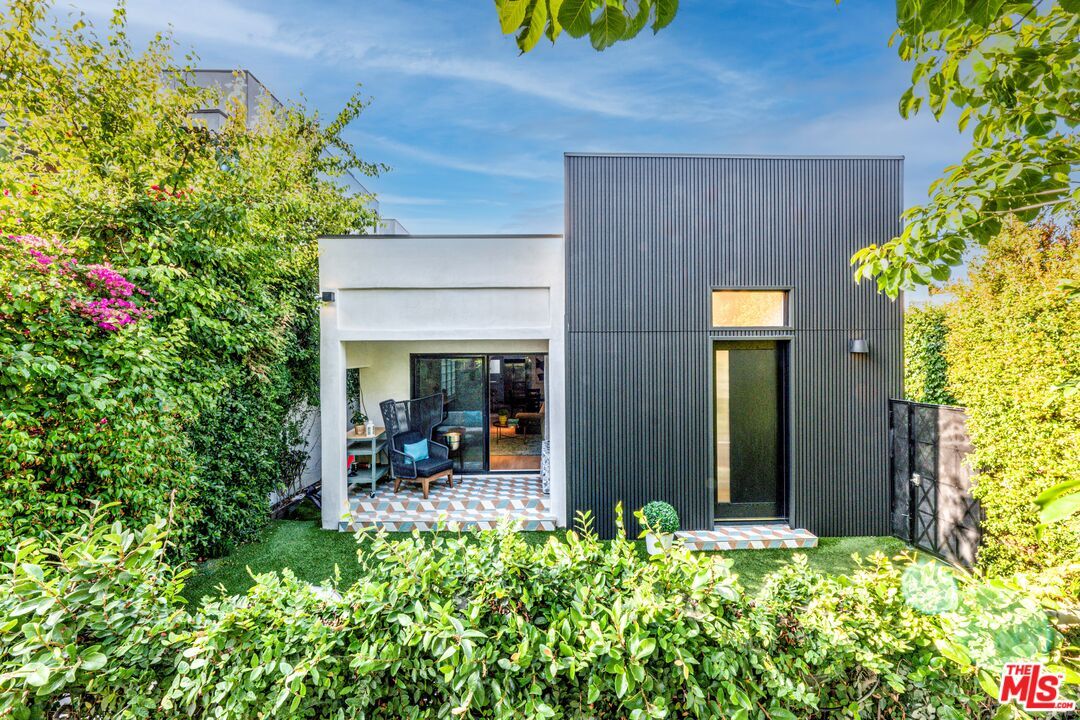 Foto principal - 8907 Rosewood Ave