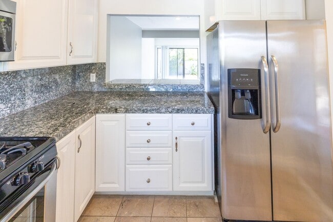 Building Photo - 996 Silverado Ct