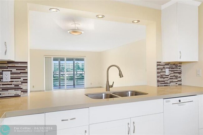 Building Photo - 111 SE 3rd Ave