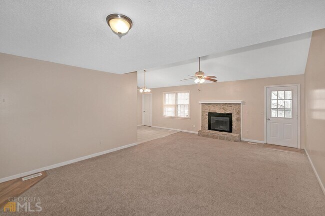 Foto del edificio - 5040 Woodmont Dr